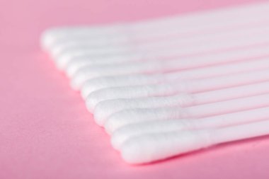 pembe bir arka plan kulaklara temizlik için sopa