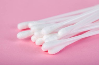 pembe bir arka plan kulaklara temizlik için sopa