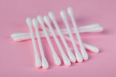 pembe bir arka plan kulaklara temizlik için sopa