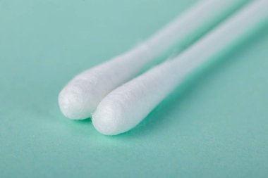 yeşil bir arka plan kulaklara temizlik için sopa