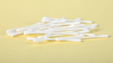 Sarı bir arka plan kulaklara temizlik için sopa