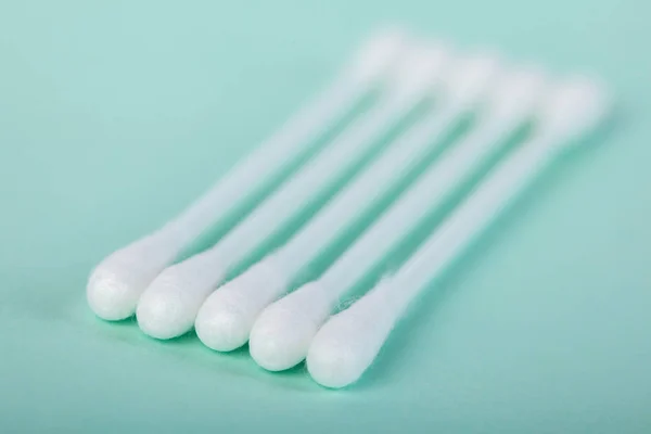 Sticks for cleaning ears on a green background — Stock Photo, Image