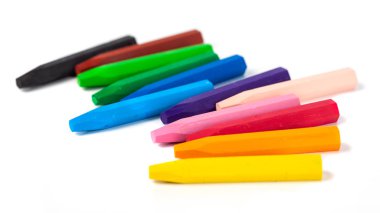 Grup boya kalemi (kalem) beyaz zemin üzerine yığılmış