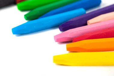 Grup boya kalemi (kalem) beyaz zemin üzerine yığılmış