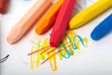 Grup boya kalemi (kalem) beyaz zemin üzerine yığılmış