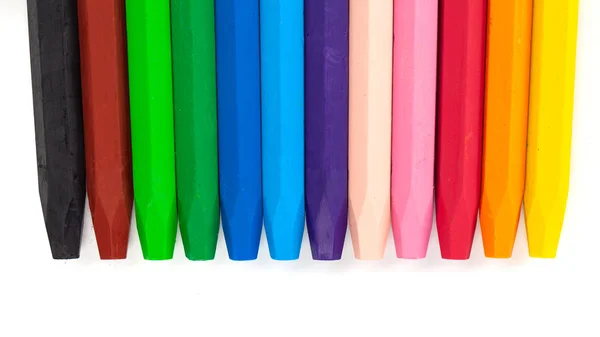Groep van kleurpotloden (potloden) gestapeld op witte achtergrond — Stockfoto