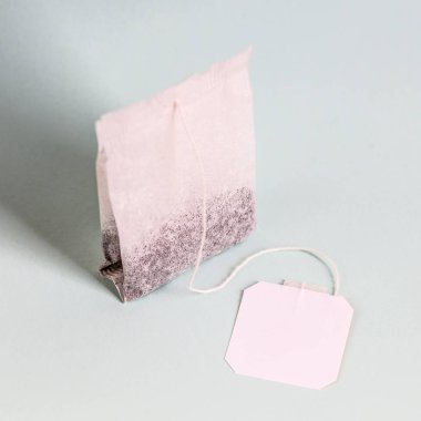 çay poşetleri izole ışık arka plan üzerinde beyaz etiket ile nesne