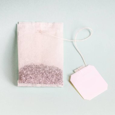 çay poşetleri izole ışık arka plan üzerinde beyaz etiket ile nesne