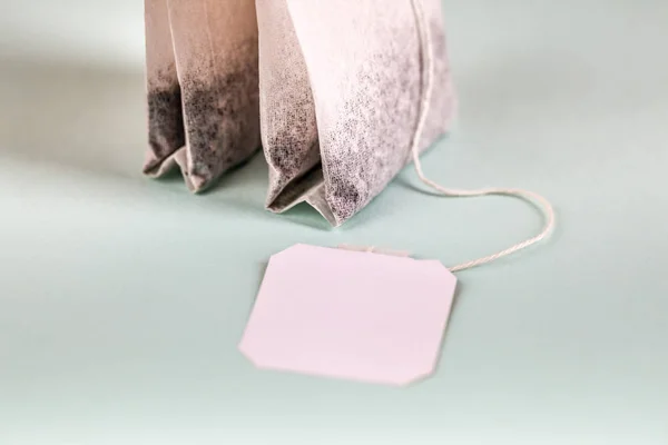 Deux sachets de thé avec étiquette blanche isolés sur fond clair — Photo
