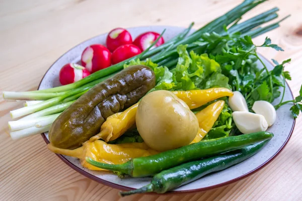 Radis, persil, oignon, concombre mariné et autres légumes sur — Photo