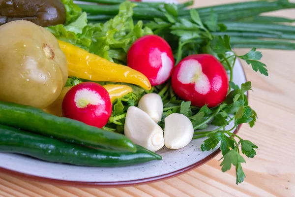 Radis, persil, oignon, concombre mariné et autres légumes sur — Photo