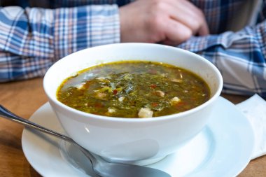 chakapuli, et ve yeşillik çorba beyaz plaka