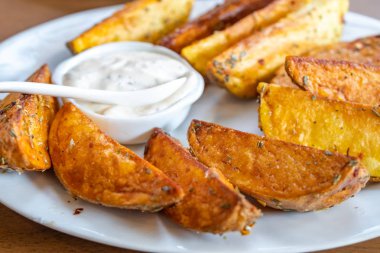 plaka üzerinde Meksika soslu kızarmış patates