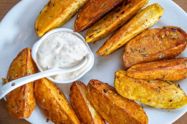 plaka üzerinde Meksika soslu kızarmış patates