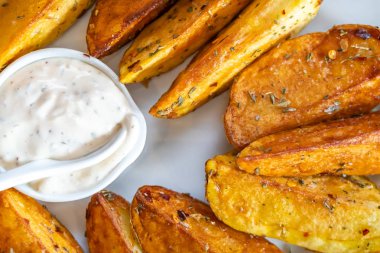 plaka üzerinde Meksika soslu kızarmış patates