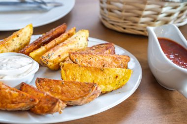 plaka üzerinde Meksika soslu kızarmış patates