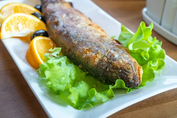 Ikan trout goreng dengan lemon dan zaitun, makanan sehat — Stok Foto