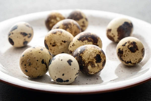 Перепелиные яйца на серой тарелке, эко-продукт — стоковое фото