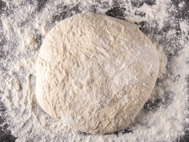 siyah arka planda un ile hamur