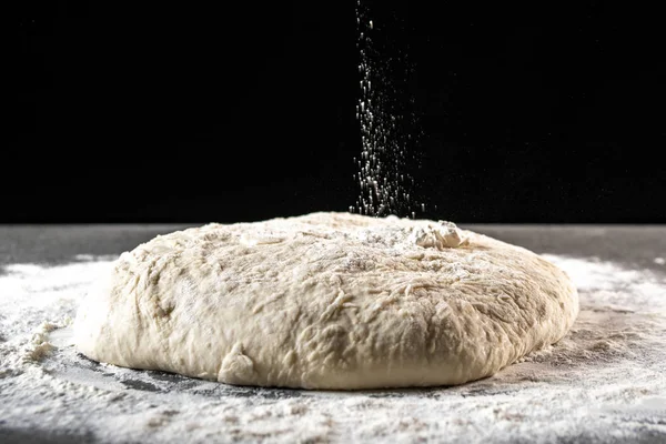 Pasta con farina su fondo nero — Foto Stock