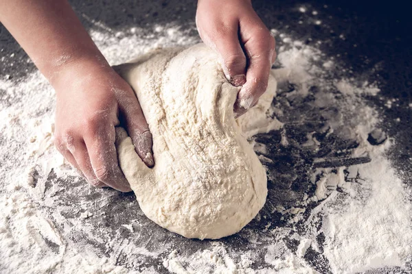 Fare la pasta da mani femminili a pasticceria — Foto Stock