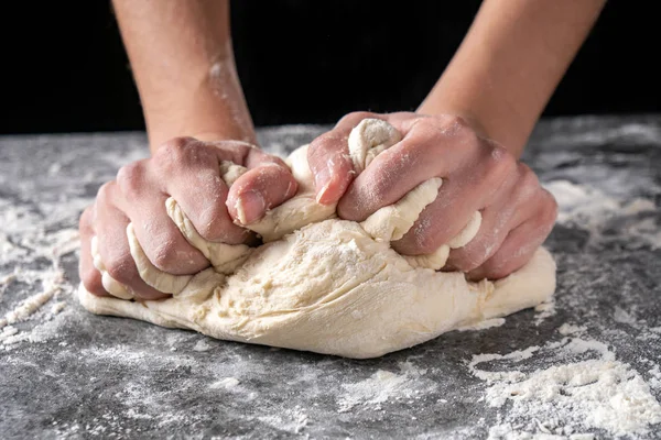 Fare la pasta da mani femminili a pasticceria — Foto Stock