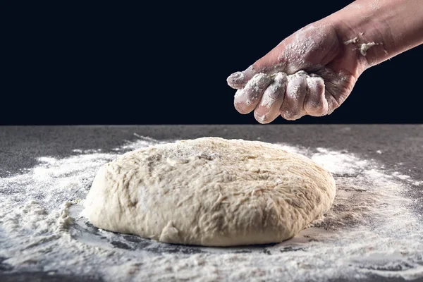 Hacer masa con las manos femeninas en la panadería —  Fotos de Stock