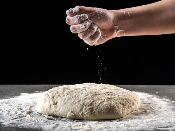 Teigzubereitung durch weibliche Hände beim Bäcker — Stockfoto