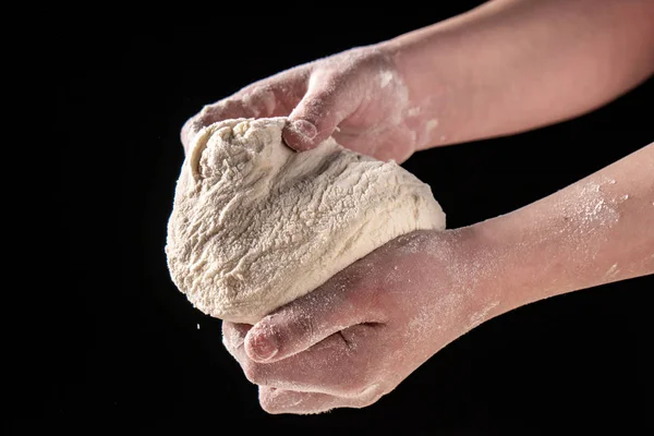 Делать тесто руками женщин в пекарне — стоковое фото