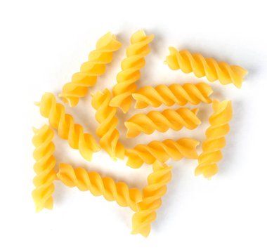 Beyaz arka planda makarna yığını, sağlıklı gıda