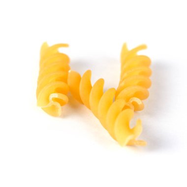 Beyaz arka planda makarna yığını, sağlıklı gıda