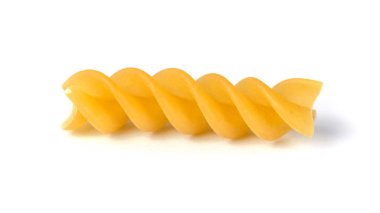 Beyaz arka planda makarna yığını, sağlıklı gıda