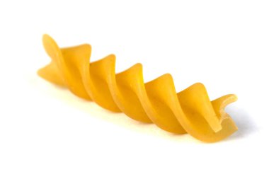 Beyaz arka planda makarna yığını, sağlıklı gıda