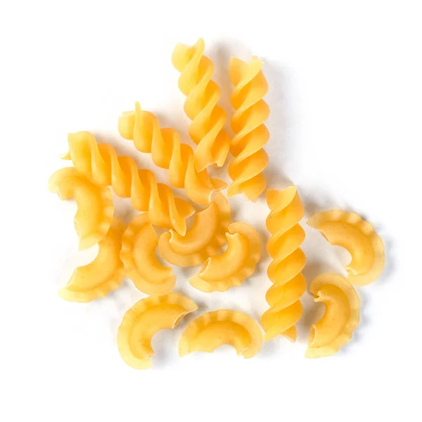 Haufen Pasta auf weißem Hintergrund, gesunde Ernährung — Stockfoto
