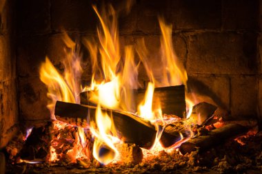 Ahşap ev, rahat bir şöminede yanan sıcak tutar