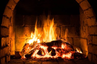 Ahşap ev, rahat bir şöminede yanan sıcak tutar