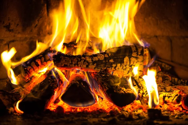 Спалювання деревини в затишному каміні в домашніх умовах, зберігайте тепло — стокове фото