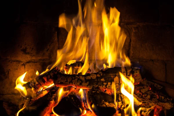 Wood burning in a cozy fireplace at home, keep warm — Stock Photo, Image