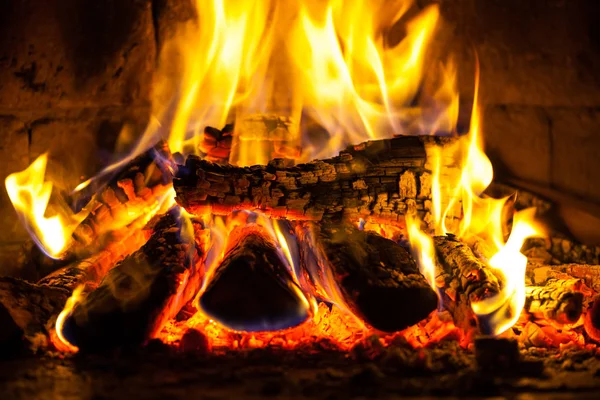 Madera ardiendo en una acogedora chimenea en casa, mantener el calor —  Fotos de Stock