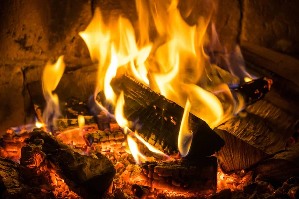 Madera ardiendo en una acogedora chimenea en casa, mantener el calor — Foto de Stock