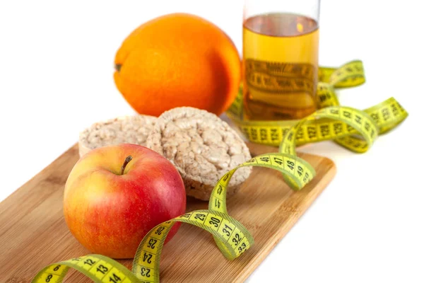 애플, 오렌지, 키 위 흰색 바탕에 측정 테이프 — 스톡 사진