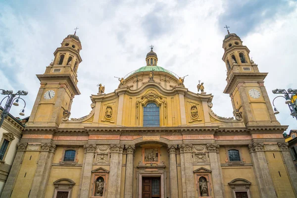 Milão, Itália - 14.08.2018: catedral em Milão, religião católica — Fotografia de Stock