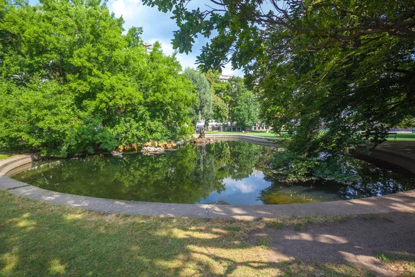 Viyana, Avusturya-19.08.2018: şehir parkında heykel Çeşmesi o