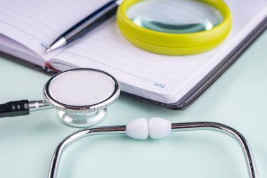 stetoskop (fonndoskop) bir kalem ve gözlük. Th kavramı