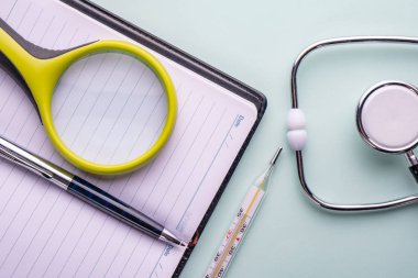 stetoskop (fonndoskop) bir kalem ve gözlük. Th kavramı
