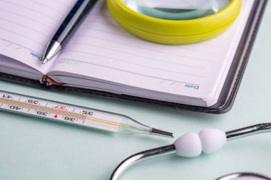 stetoskop (fonndoskop) bir kalem ve gözlük. Th kavramı