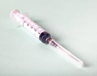 Şırınga Hafif arka plan, tıbbi araçlar izole