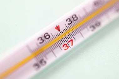 cıva termometre beyaz arka plan üzerinde izole, 37 de odaklanmak