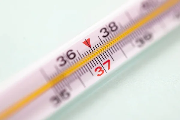 Kwik thermometer geïsoleerd op witte achtergrond, focus op 37 de — Stockfoto