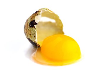 Beyaz arka planda kırık bıldırcın yumurtası; Eko ürün; sağlıklı gıda
